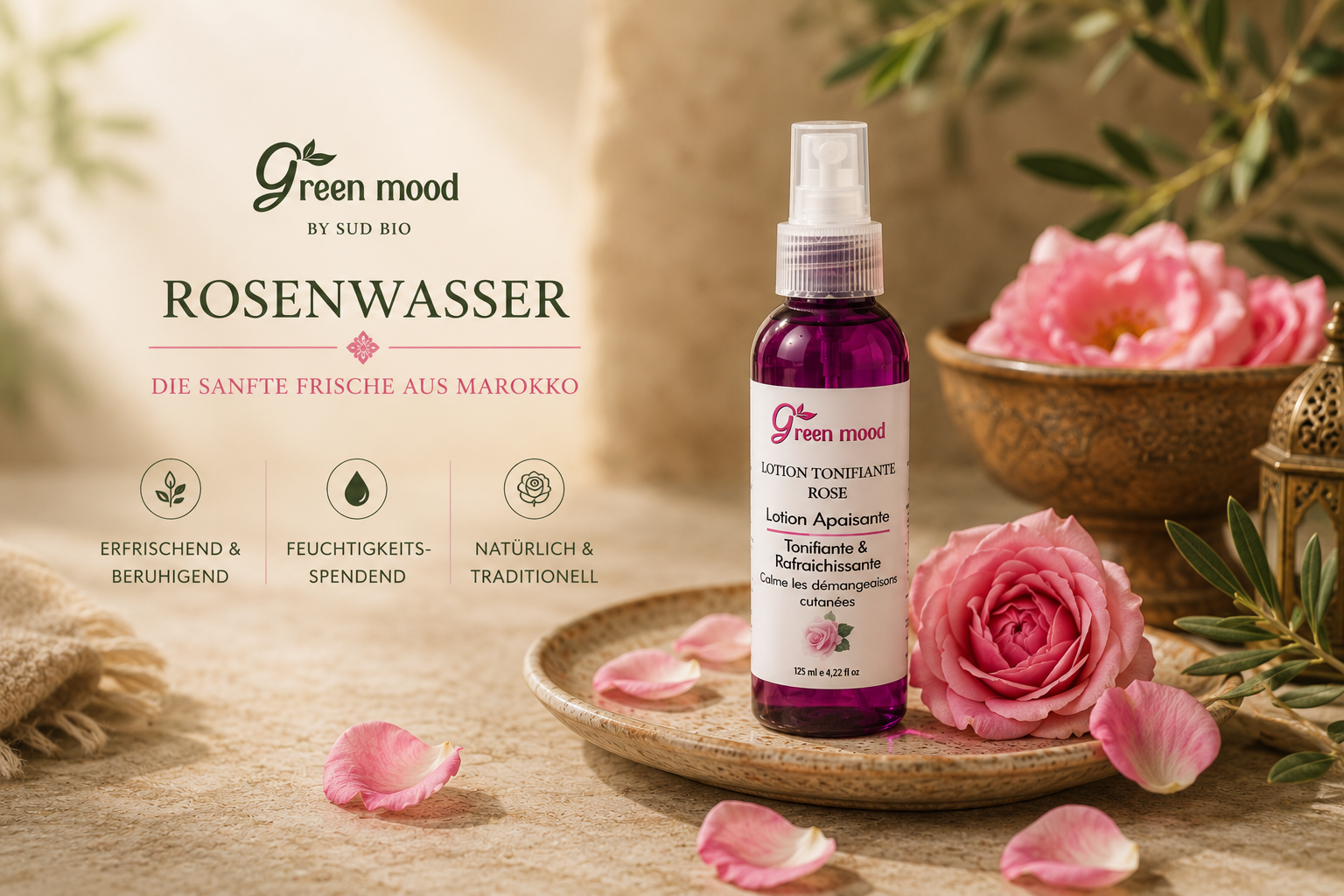 Marokkanisches Rosenwasser aus dem Tal von Kelaat M'Gouna mit frischen Rosenblättern